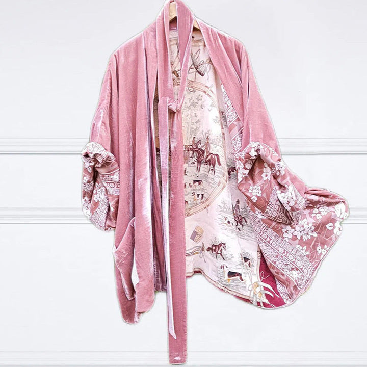 Kvinnes luksuriøse kimono med levende blomstermønster og skinnende silkefôr. Elegant og myk kvalitet.