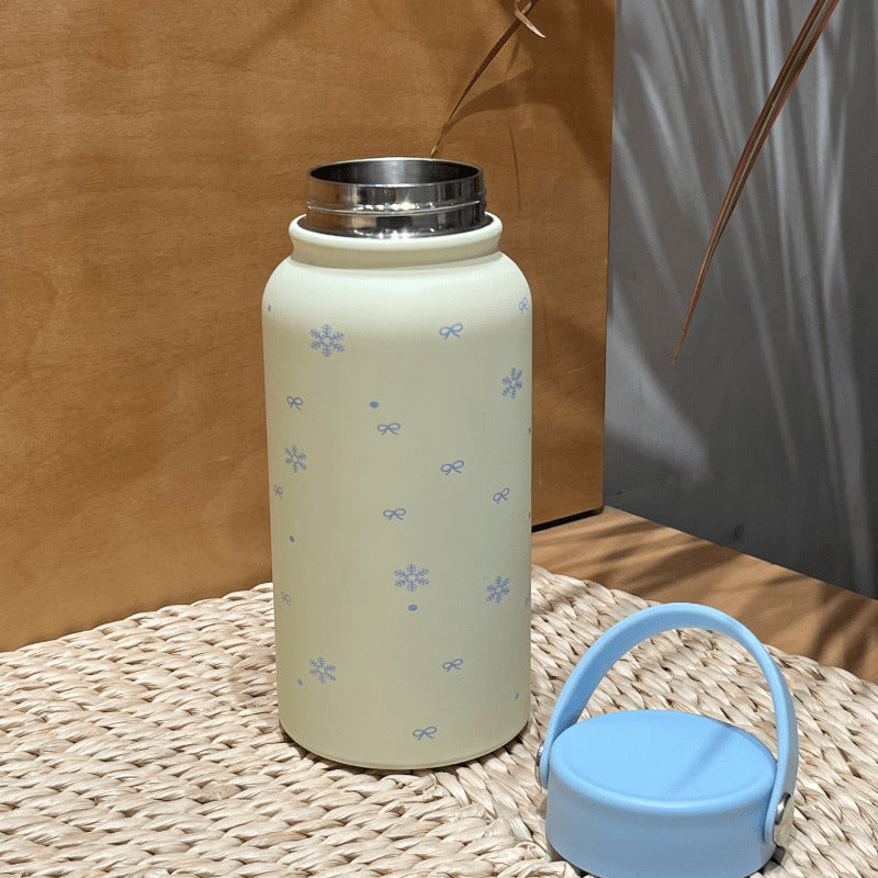 900 ml blå isolert drikkeflaske for dame, lekkasjesikker og BPA-fri. Rustfritt stål vannflaske med håndtak for trening.