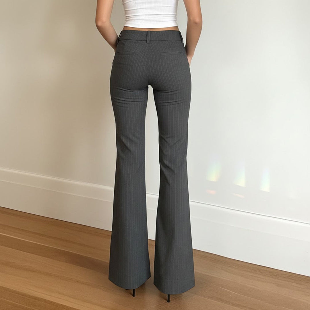 Dame flared jeans i myk denim med høy midje og trendy vertikale striper, sikrer komfortabel bruk hele dagen.
