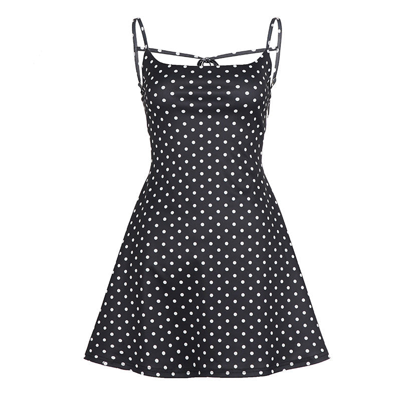 Trendy prikket stroppekjole i elegant design, en stilfull sommerkjole som fremhever sommerstilen.