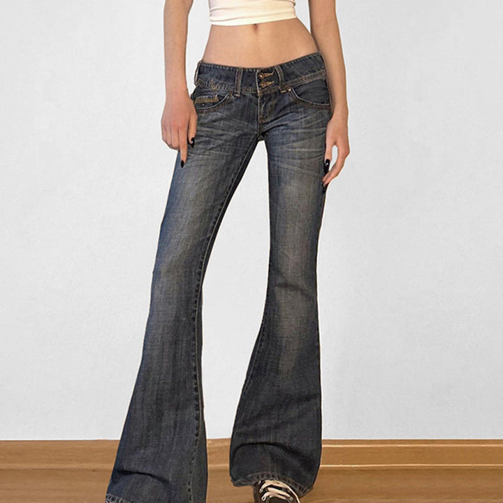 Modell viser trendy blå flared jeans med høy midje, perfekt for en casual og elegant vårlook.