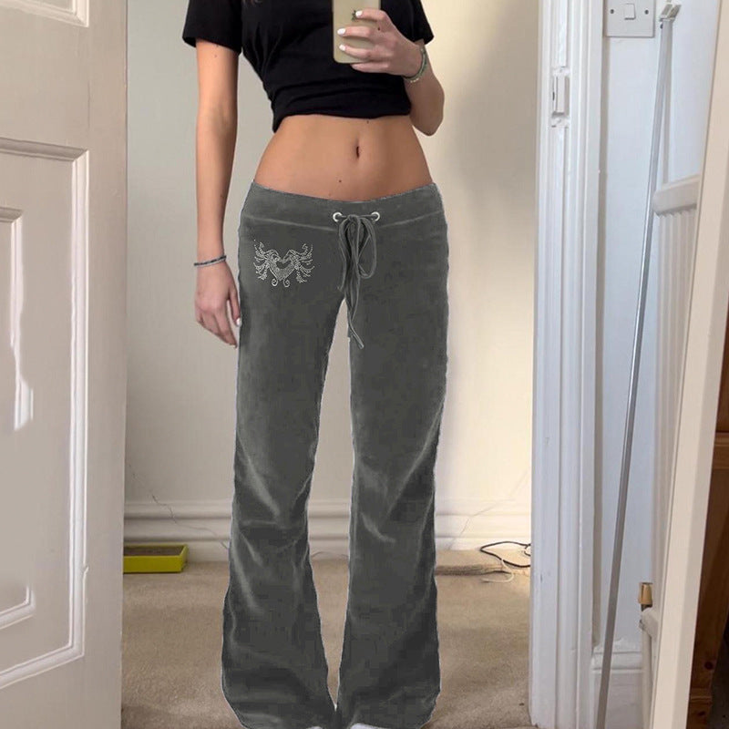 Kvinne i grå flared sweatpants, perfekt for avslappet komfort og trendy hverdagsstil.