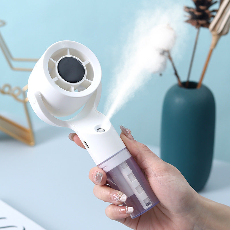 Elegant personlig vifte med sprayfunksjon; perfekt gadget for rask avkjøling og fuktighetsspray. (108 tegn)