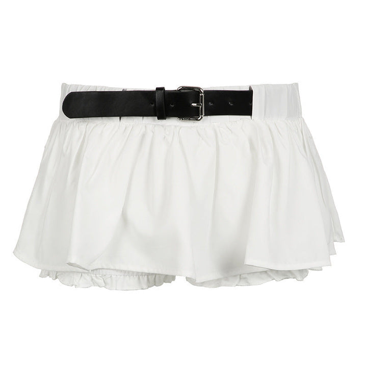 Allsidige dame shorts i hvit med elastisk justerbar strikk i midjen og innsvingt design for en flatterende passform.