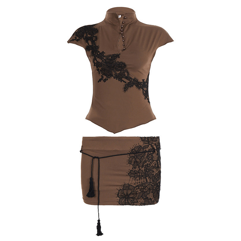 Elegant topp for kvinner med delikate blonder og stilige knapper. En motebevisst damebluse.