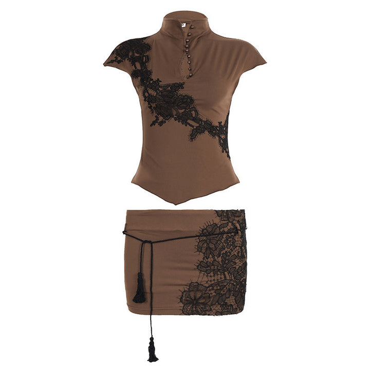 Elegant topp for kvinner med delikate blonder og stilige knapper. En motebevisst damebluse.