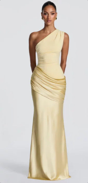 Tettsittende drapert festkjole for damer. Asymmetrisk off-shoulder design for en sexy og elegant look i rosa.