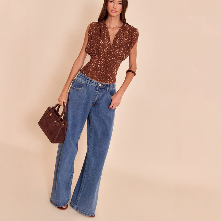 Feminin rynkebluse for damer, med V-hals. Ideell for casual bruk eller en elegant kontorstil.