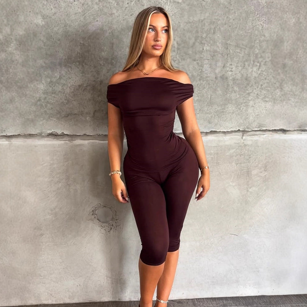 Dame jumpsuit i bordeaux, komfortabel og elegant. Skuldrebar med rynkedetaljer, ideell for fest og hverdag.
