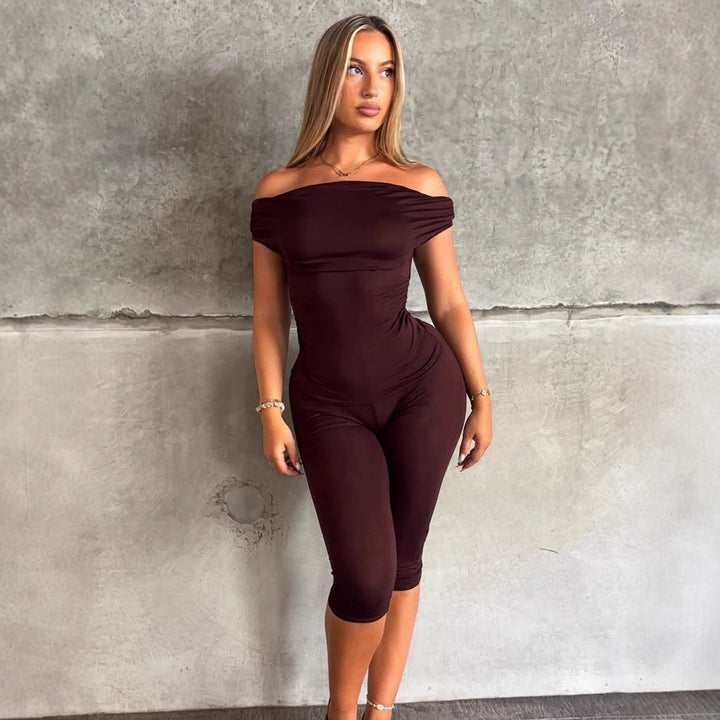 Dame jumpsuit i bordeaux, komfortabel og elegant. Skuldrebar med rynkedetaljer, ideell for fest og hverdag.
