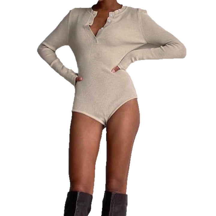 Detaljert bilde av knappelisten på en brun, ribbet langermet bodysuit for kvinner.