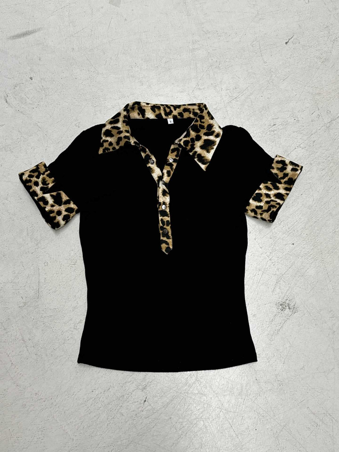 Dame polo skjorte i figurnær passform med elegante leoparddetaljer, perfekt for motebevisste.