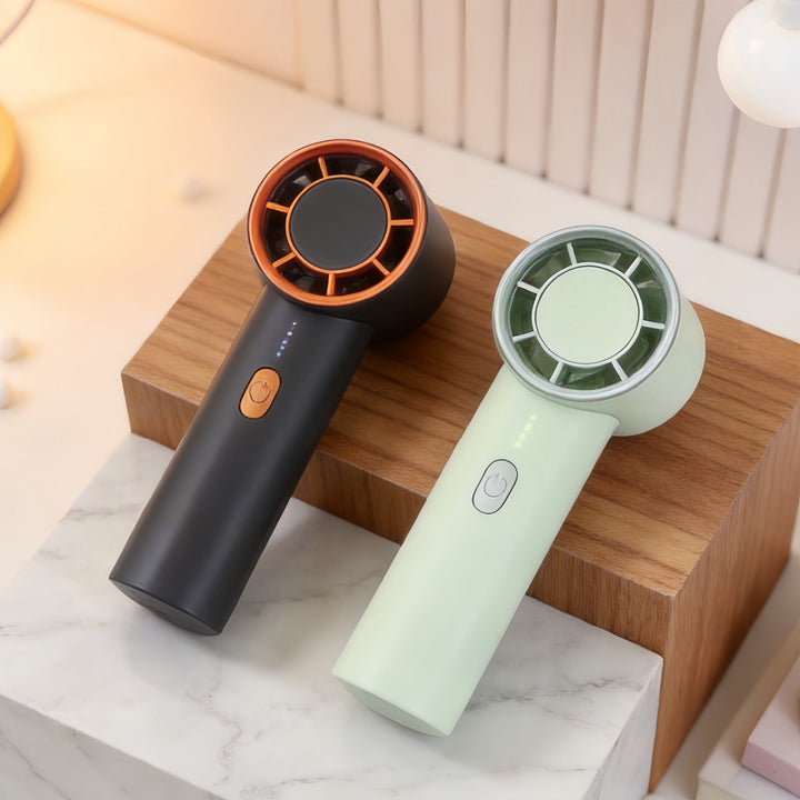 Kompakt hvit USB håndvifte, oppladbar, ideell reisevifte for kvinner. Lettvekts design for kjølig komfort.