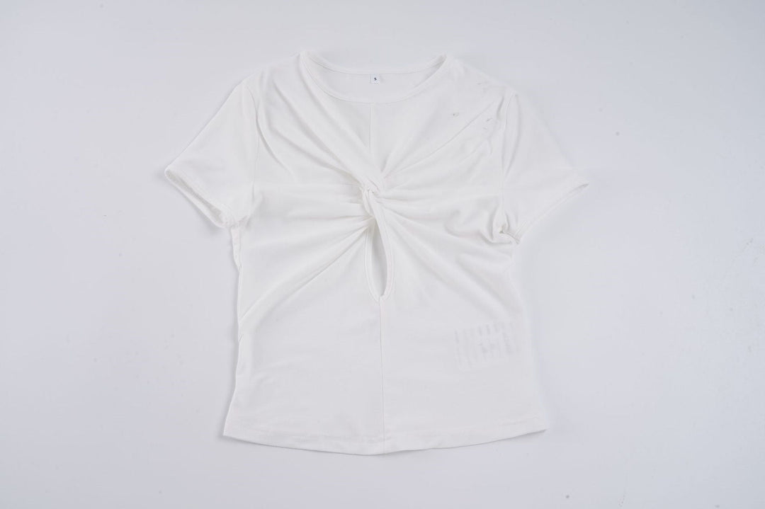 Luftig kortermet dame skjorte med subtil knutedesign, perfekt for en avslappet men elegant stil.