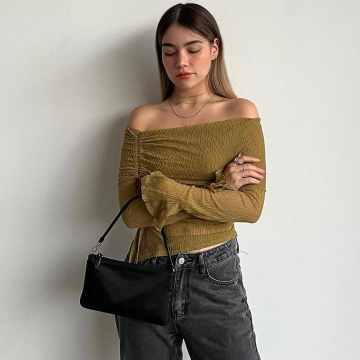 Dame off-shoulder topp i olivengrønn med elegante volangdetaljer, perfekt for sommer og fest.