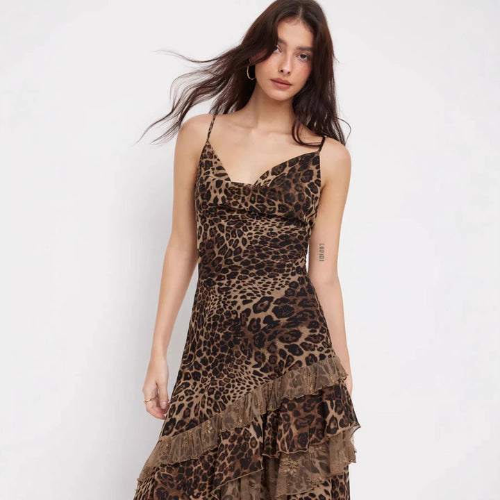 Sommerlig leopardprint midikjole for kvinner, med elegant asymmetrisk volang. Perfekt til fest og hverdag.