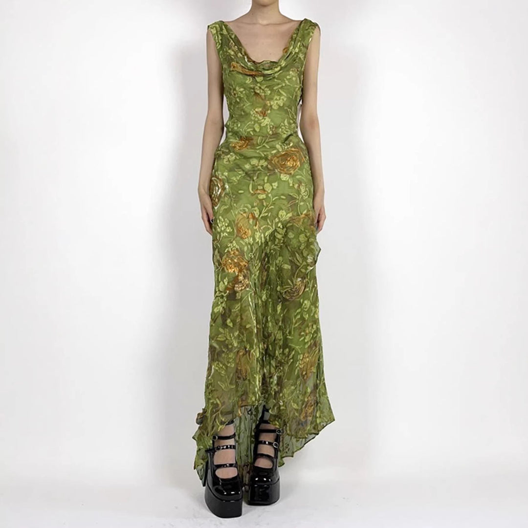 Elegant grønn maxikjole med asymmetrisk søm og vakkert blomstret mønster for dame.