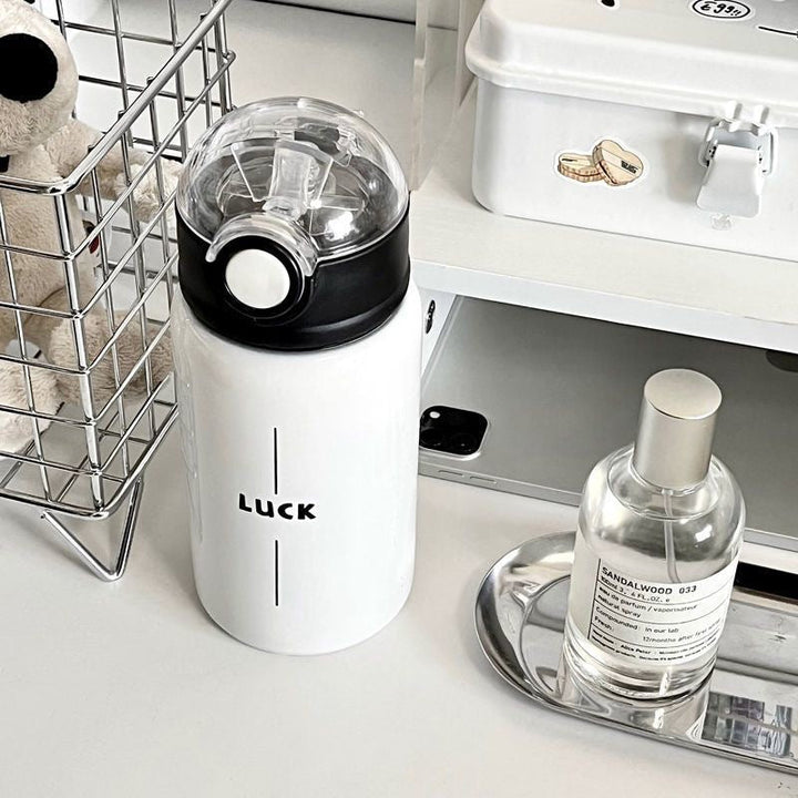 BPA-fri reiseflaske for kvinner, isolert med klafflokk og ergonomisk håndtak for enkel bruk.