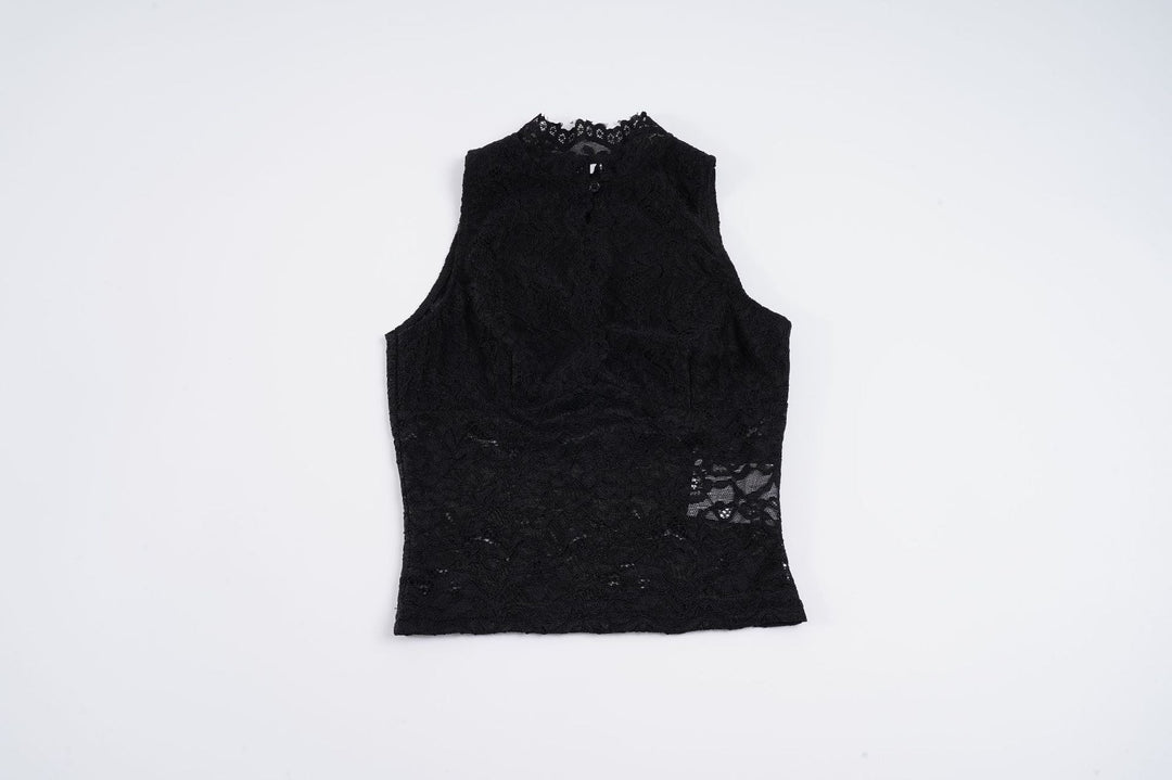 Svart kort topp for damer, med stående krage og transparente partier, en chic festtopp for motebevisste.