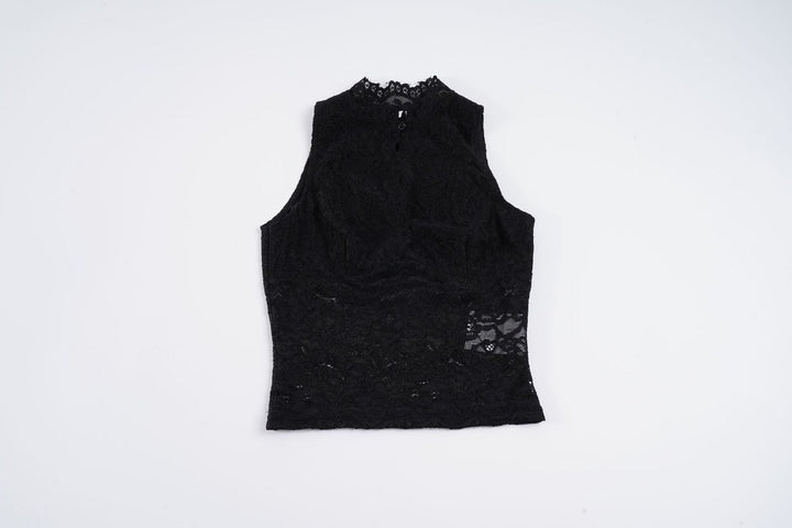 Svart kort topp for damer, med stående krage og transparente partier, en chic festtopp for motebevisste.