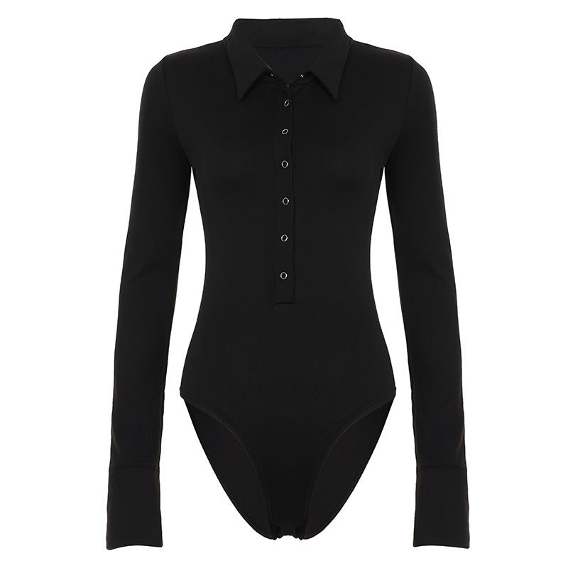 Modell iført en elegant, kroppsformende langermet bodysuit med knappliste for en sofistikert look.