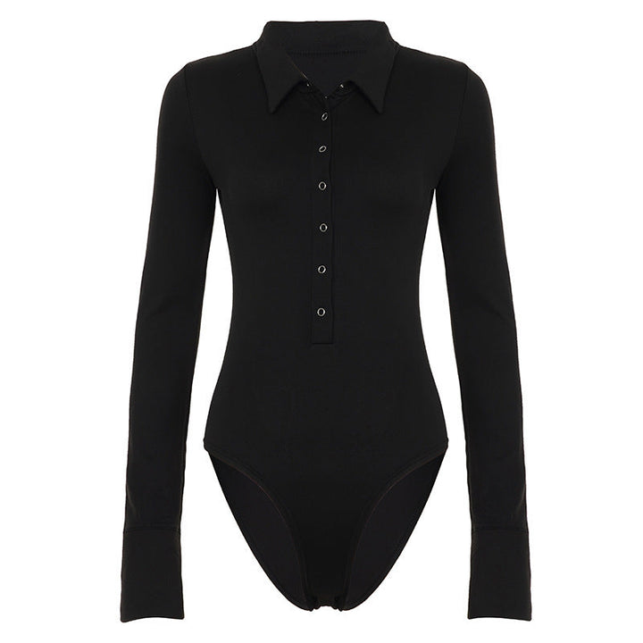 Modell iført en elegant, kroppsformende langermet bodysuit med knappliste for en sofistikert look.