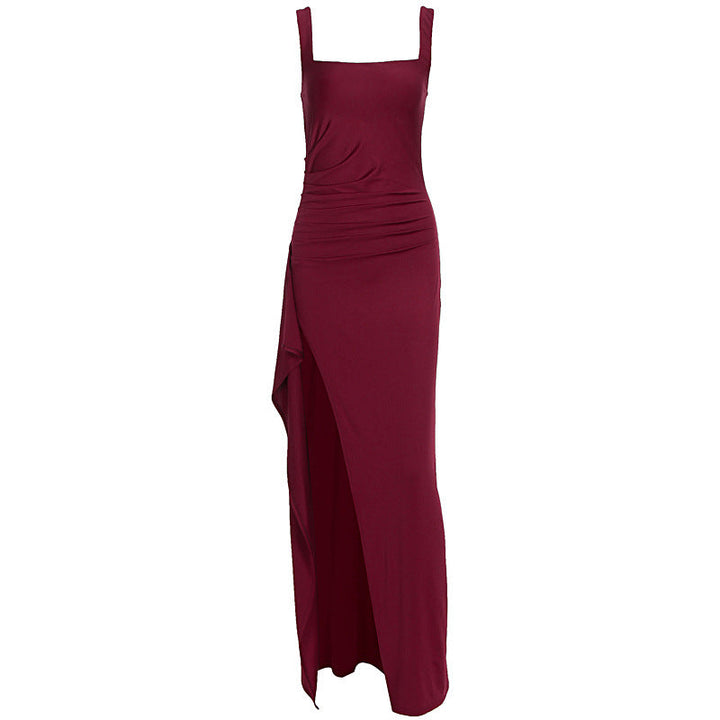 Dyp bordeaux maxikjole med rynkede detaljer og høy sidesplitt. En elegant damekjole for fest og sommer.