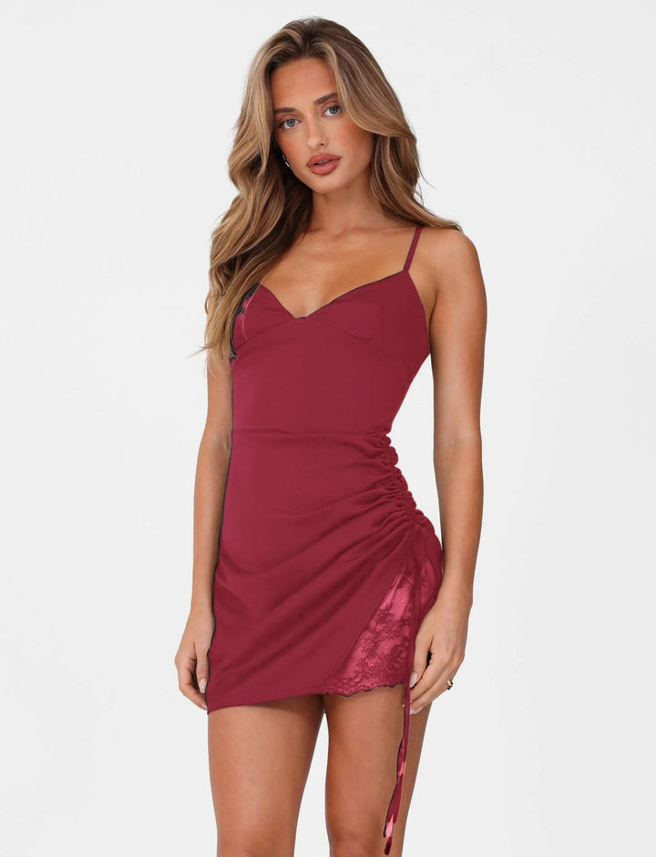 Elegant hvit dame minikjole med intrikate blonder og lekne volanger, perfekt for sommerfest og ball.