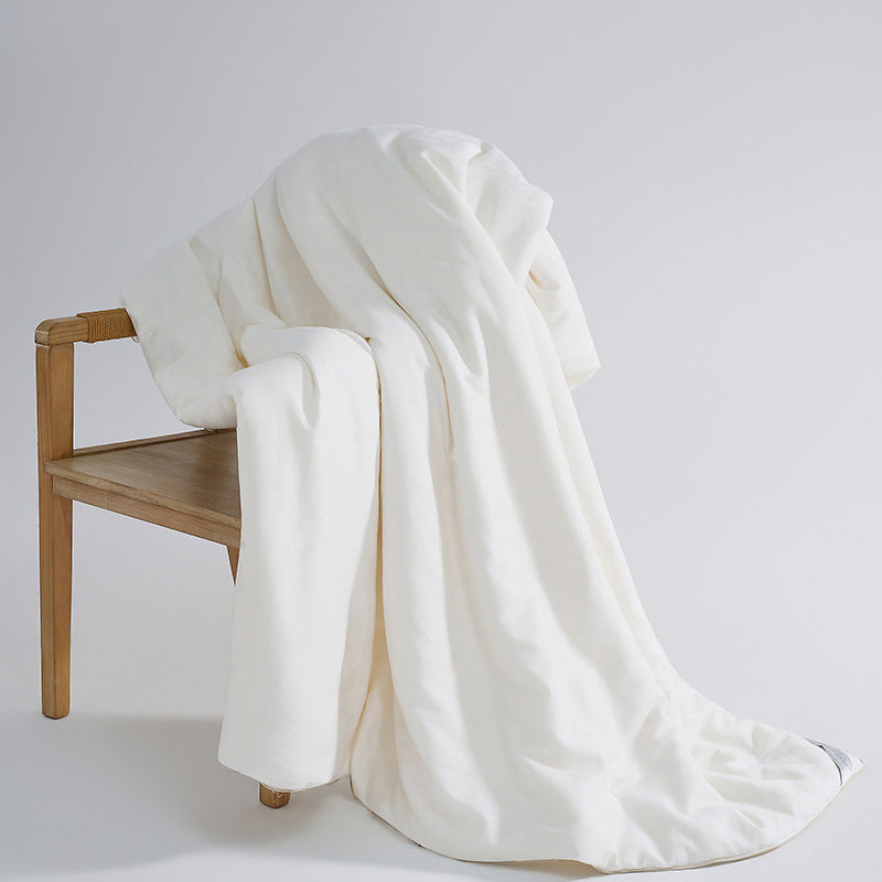 Koselig og komfortabelt teppe til dame. Mykt pledd for hjemmets interiør, perfekt dekorasjon i sofa eller på seng.