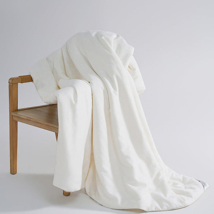 Koselig og komfortabelt teppe til dame. Mykt pledd for hjemmets interiør, perfekt dekorasjon i sofa eller på seng.