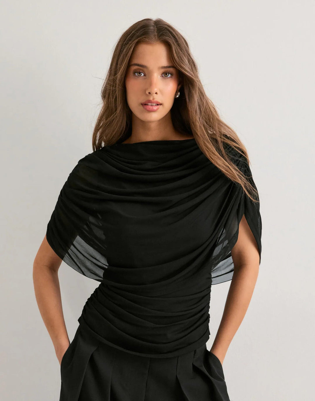 Dame drapertopp i svart, med elegant design og behagelig passform. Ideell for en chic look.