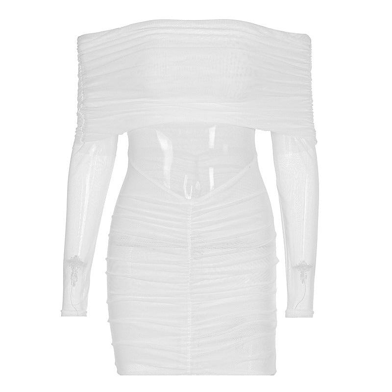 Flott damekjole med off-shoulder passform og vakre volanger. En figurnært motekjole som fremhever elegansen.