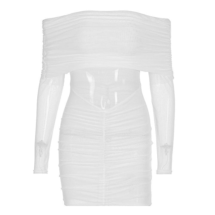 Flott damekjole med off-shoulder passform og vakre volanger. En figurnært motekjole som fremhever elegansen.