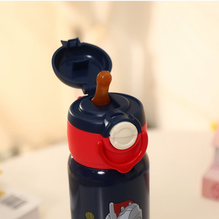 Isolerende vannflaske 600 ml med kule dinosaurer holder drikken kald/varm. Lekkasjesikker flaske for aktive barn.