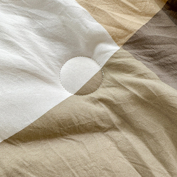 Stilrent moderne dynesett for damer. Quiltet sengedekke som løfter soverommets interiør og komfort.