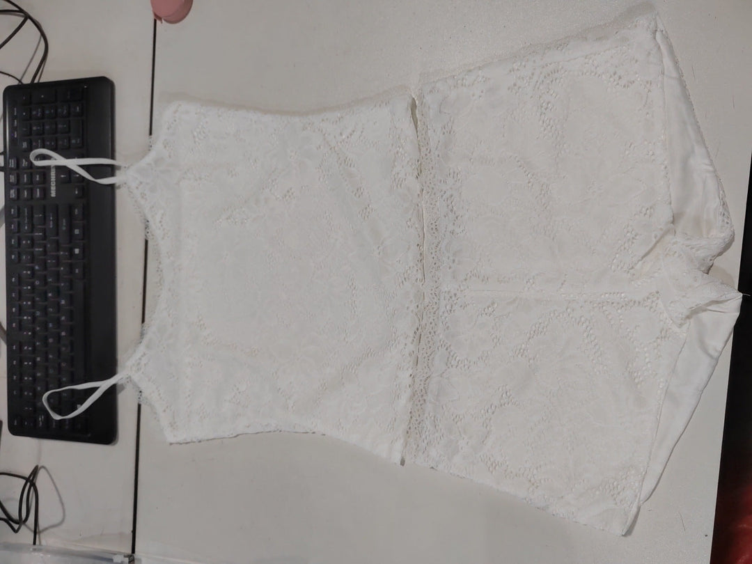 Elegant dameundertøy shortssett med blonder. Mykt og pustende nattøy for kvinner, ideelt for varme netter.