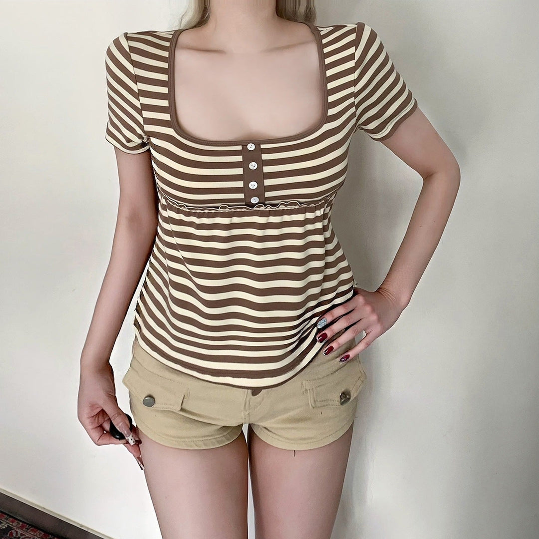 Elegant kortermet damebluse med striper, rynket kant og dekorativ knappestolpe. Stilig casual fritidsbluse for kvinner.