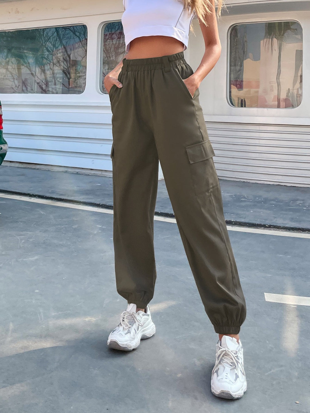 Elegante dame cargo-bukser, svarte, med elastisk liv og romslige lommer, perfekt balanse mellom stil og nytte.