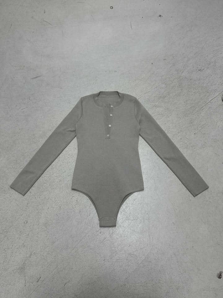 Allsidig khaki ribbet bodysuit med lange ermer og knappeliste, perfekt for et elegant hverdagslook.