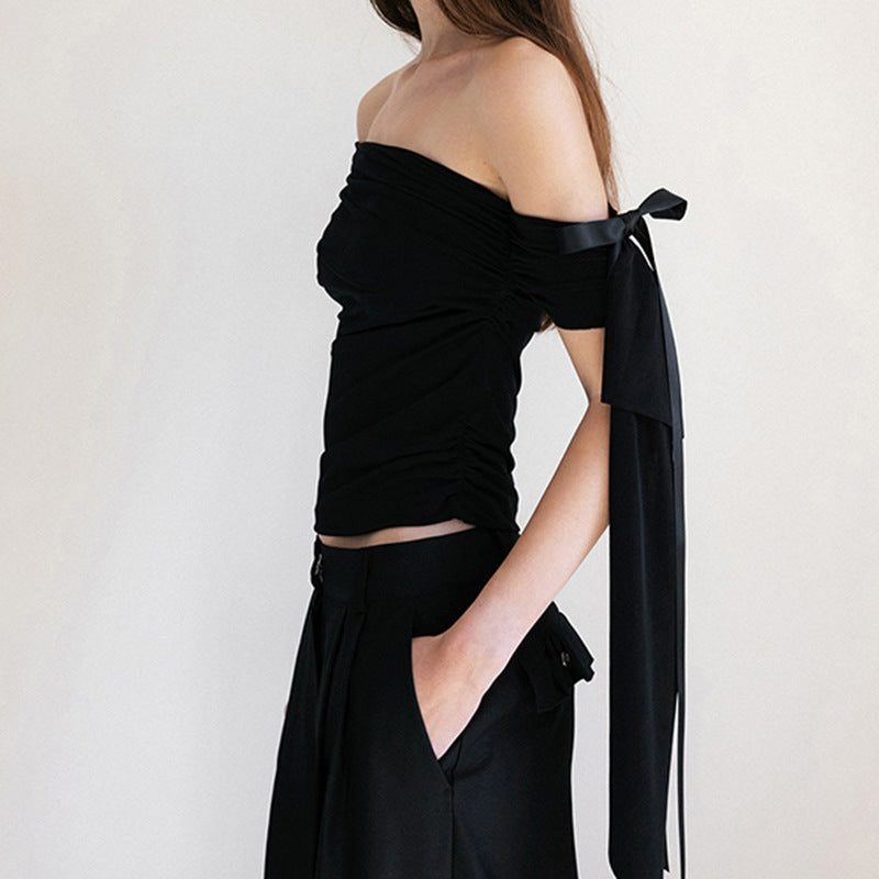 Trendy off-shoulder dame topp med flatterende volanger og pene gjennomsiktige ermer. Festklar.