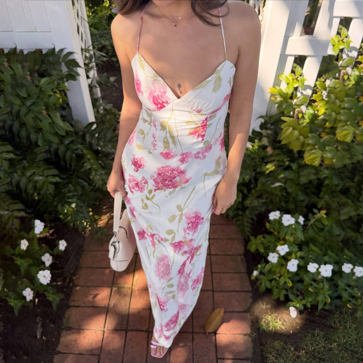 Elegant dame maxikjole med delikat blomstermønster og tynne spaghetti-stropper. Perfekt for sommerfest.