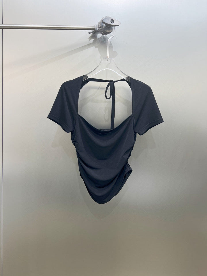 Stilfull langermet stretchbluse i khaki for dame. Perfekt som festtopp eller elegant hverdagsbluse med ryggdetalj.
