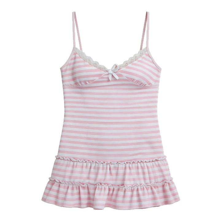 Stilfull dame sommerkjole med volanger og stripemønster. Elegant og komfortabel for ferie, strand og casual bruk.