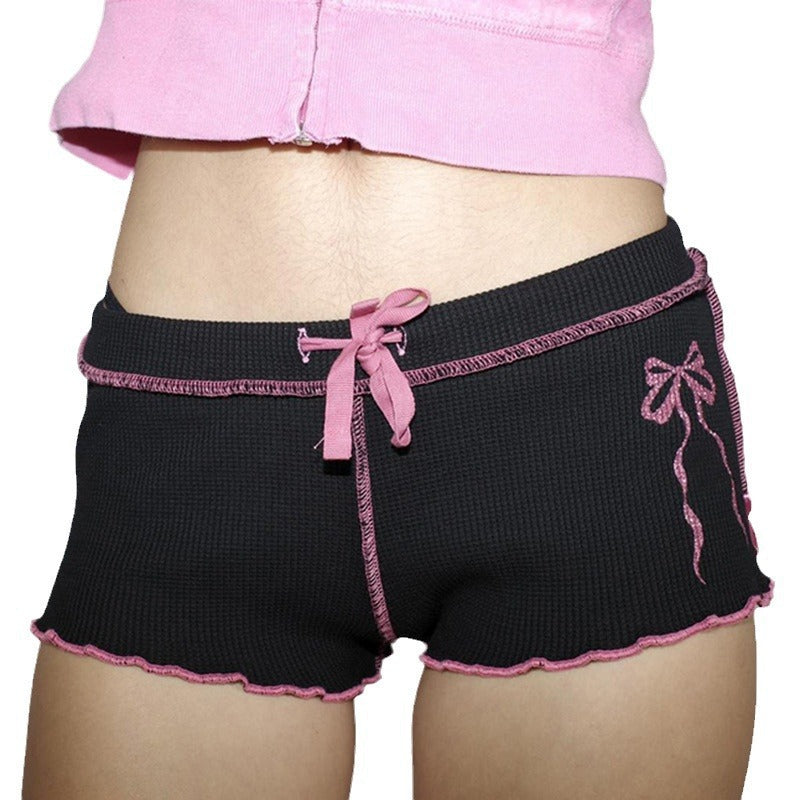 Sorte sporty shorts for dame, med stretch og høy midje. Optimal for bevegelsesfrihet under trening og yoga.