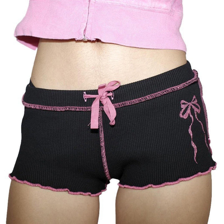 Sorte sporty shorts for dame, med stretch og høy midje. Optimal for bevegelsesfrihet under trening og yoga.