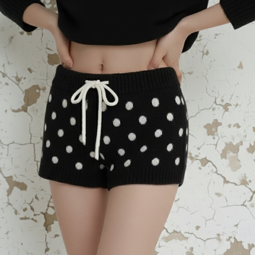Komfortable prikkete dame shorts med justerbar midje, ideell for fritid og casual bruk.