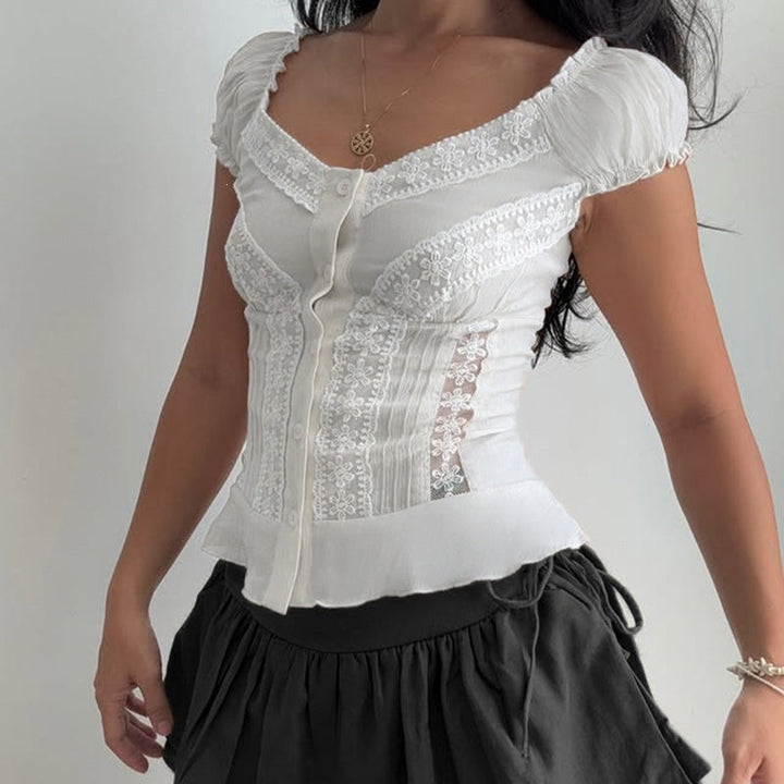 Hvit romantisk blondebluse med V-hals for damer, slimfit design, gir et stilfullt og feminint uttrykk.