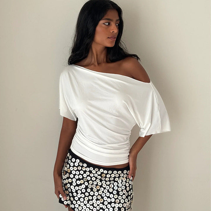 Klassisk hvit off-shoulder topp til dame. Tidløs design med fine draperinger for en elegant look.