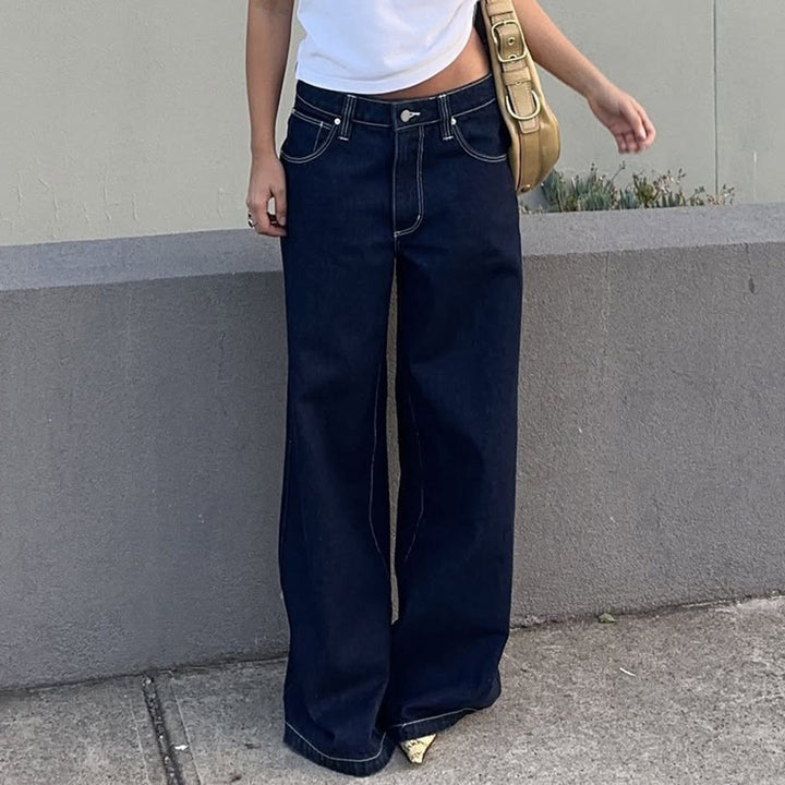 Dame modell viser mørkeblå vide jeans med avslappet passform, perfekt for hverdagsbruk og damemote.