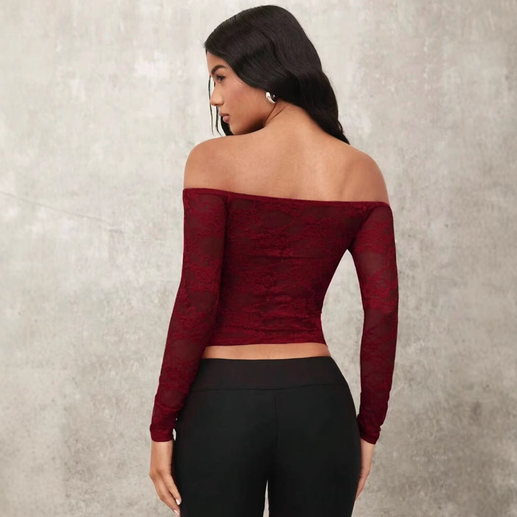 Skjør og feminin off-shoulder topp med lange ermer og gjennomsiktige blomsterdetaljer, perfekt for fest.